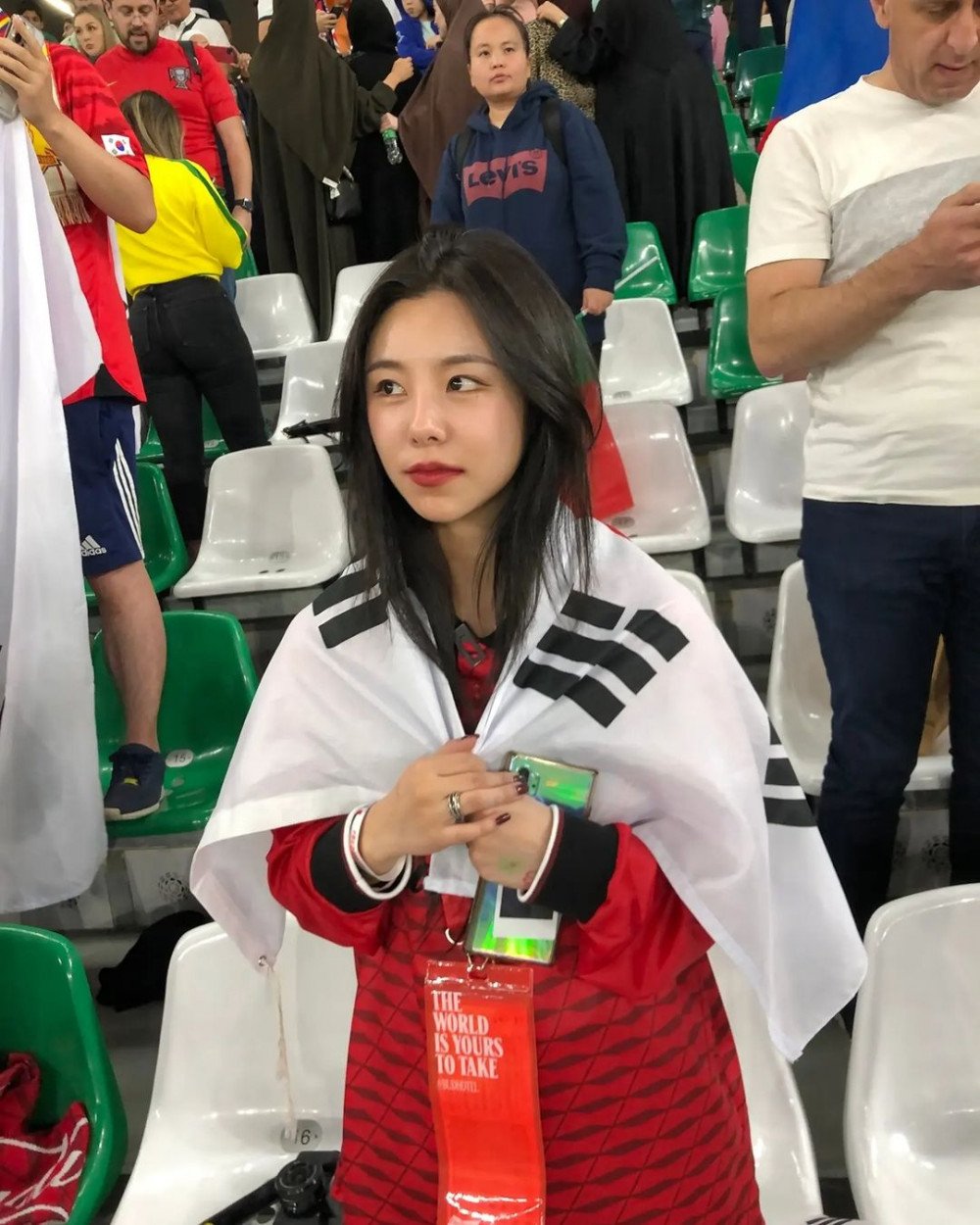 Хвиин из MAMAMOO болеет за корейскую футбольную команду на стадионе в Катаре