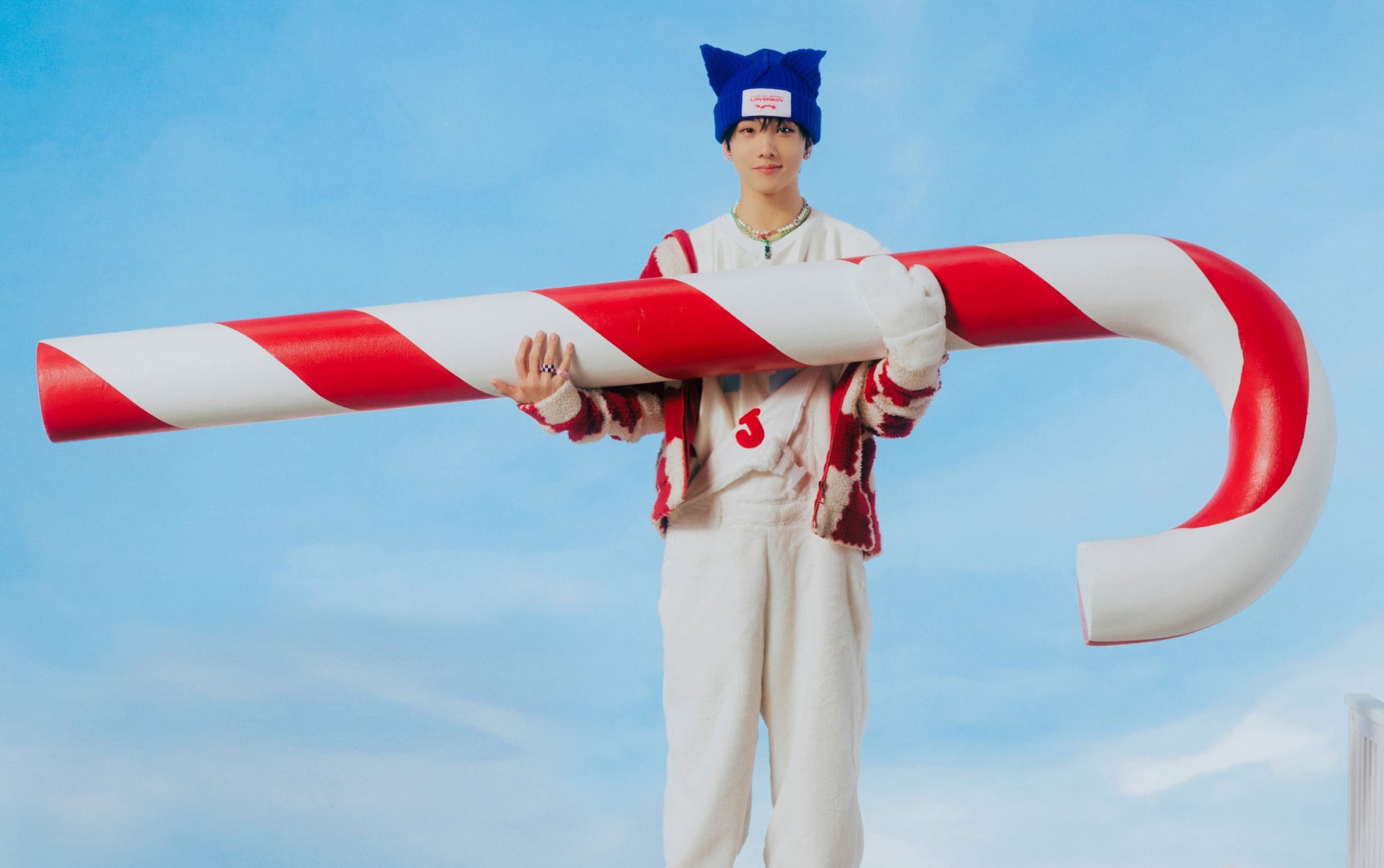 NCT Dream's Jisung gathers up winter gifts in new teaser images for