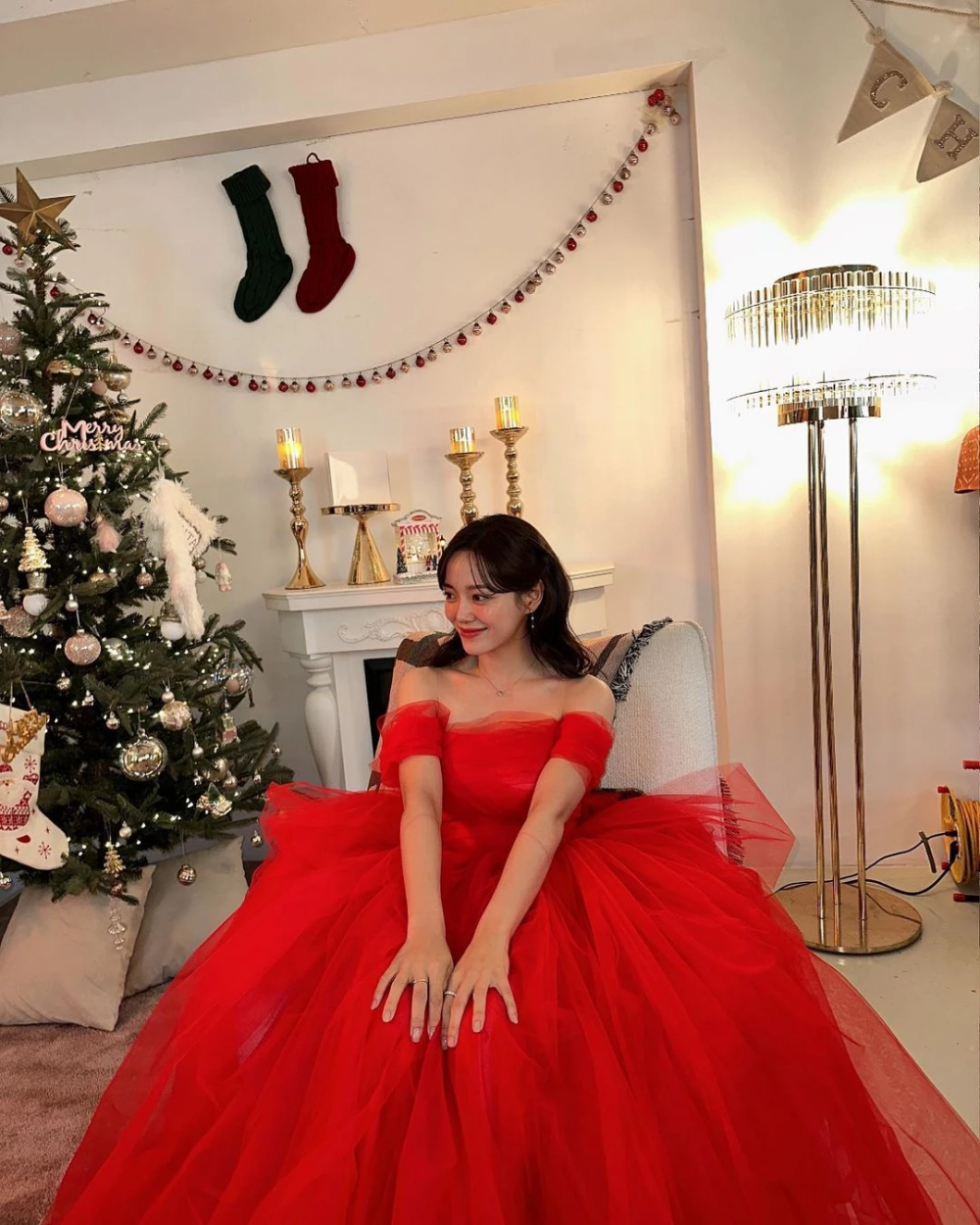 Ким Седжон готова к Новому году на свежих ярких фото
