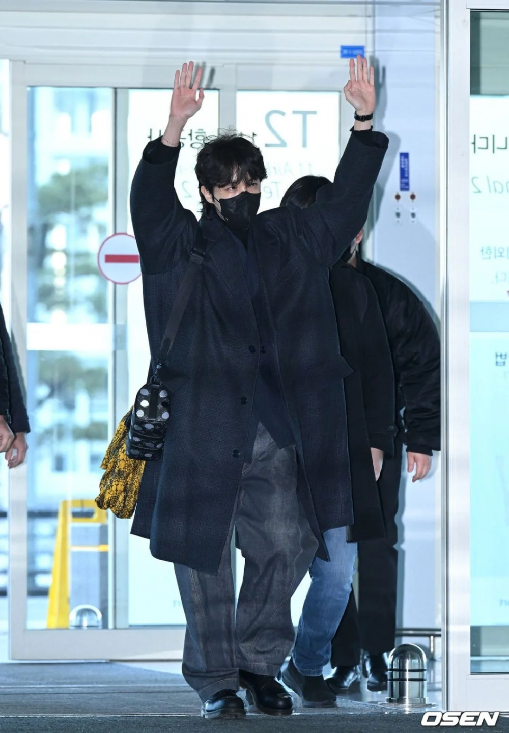 J-Hope Greets Fans at the Airport!