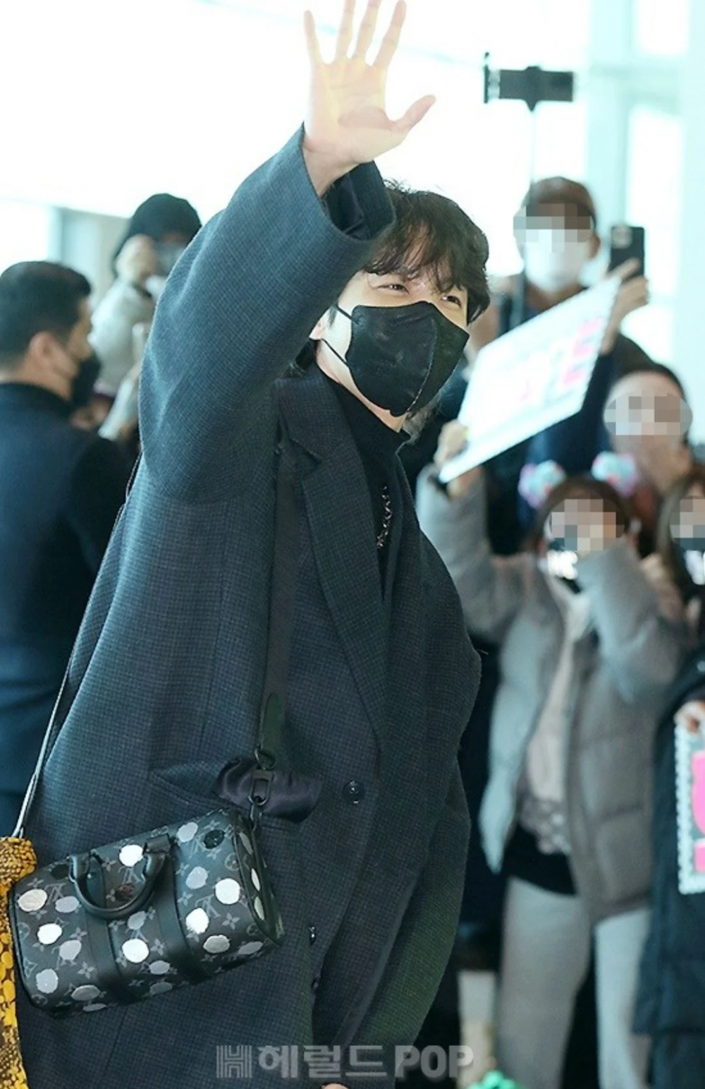 BTS J-Hope's Impromptu Pose For Photographers At The Airport