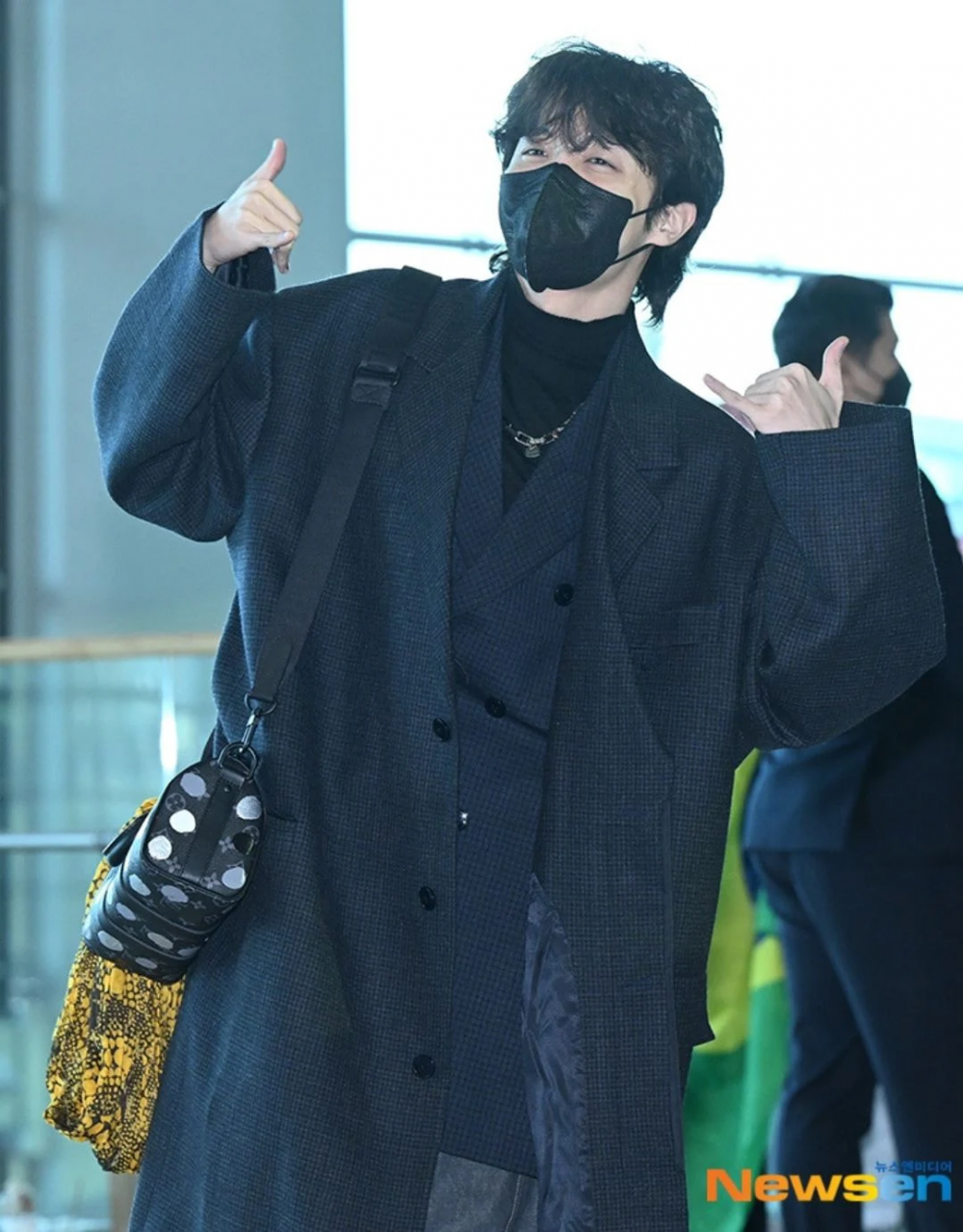 230118 Newsen TV: BTS 'JHOPE·JIMIN' ICN Airport Departure : r/bangtan