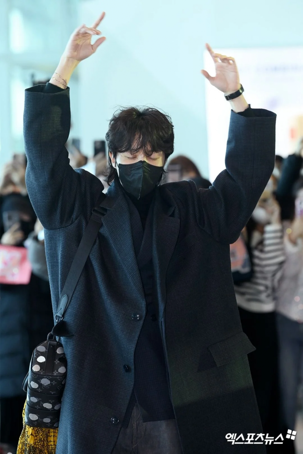 BTS J-Hope's Impromptu Pose For Photographers At The Airport