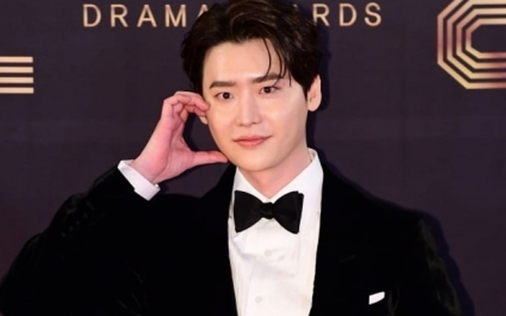Did Lee Jong Suk dedicate his acceptance speech to his girlfriend at the  MBC Drama Awards? | allkpop