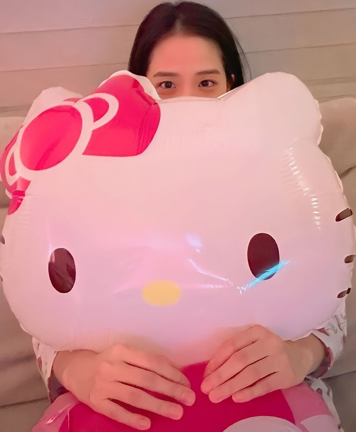 BLACKPINK's Jisoo Used Her Hello Kitty Phone Case as a Pop of