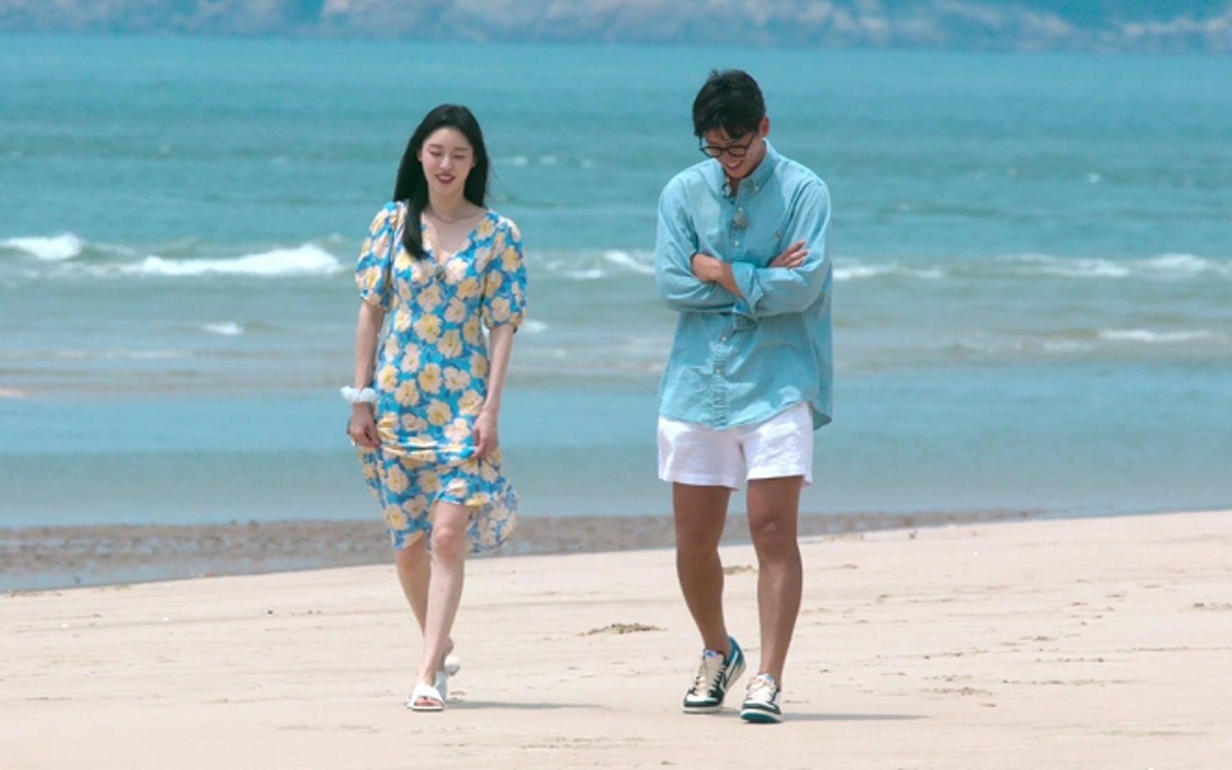 ‘Single’s Inferno 2’ contestants Jo Yoong Jae and Choi Seo Eun receive