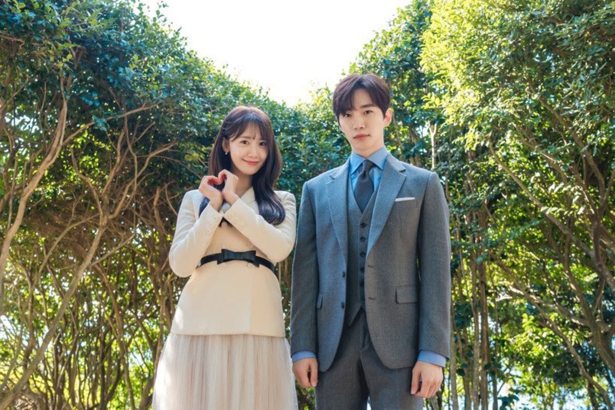 2PM's Junho and Girls' Generation's YoonA send Valentine's greetings