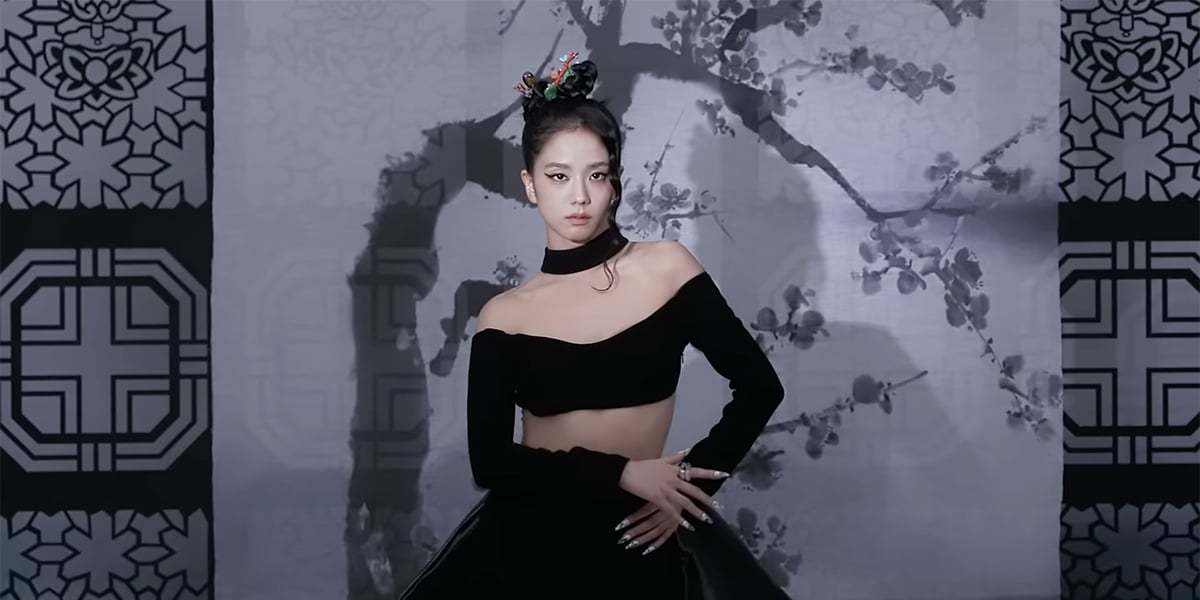 네티즌들은 블랙핑크 지수의 비주얼에서 볼 수 있는 꽃으로 장식된 한옥 문짝을 좋아한다.