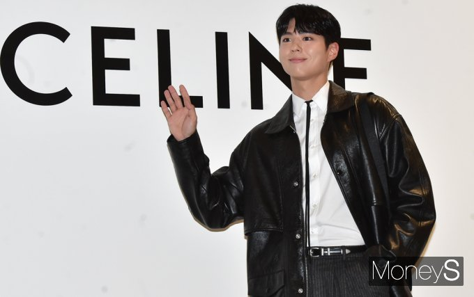 Pop Base on X: BTS' V, BLACKPINK's Lisa and Bogum together at the CELINE  Pop-up store in South Korea.  / X