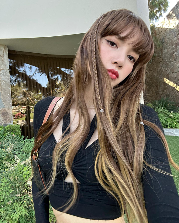 BLACKPINK's LISA displays her alluring charm while enjoying a moment of  relaxation