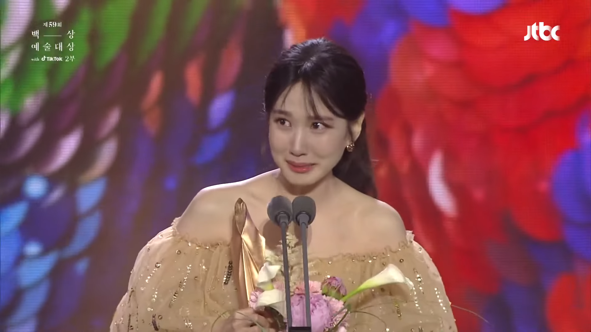 Park Eun Bin sheds tears during her Daesang award speech at the '59th