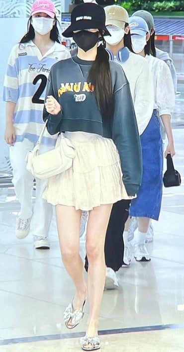 IVE's Wonyoung can't hide her beauty despite covering her entire face ...