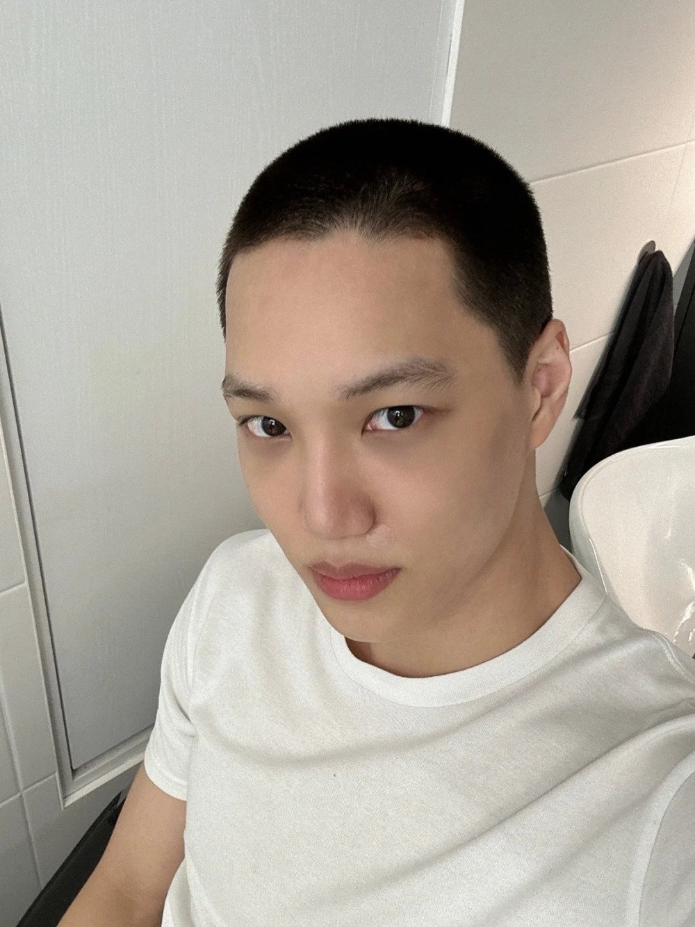 EXO's Kai greets fans with a shaved head selca a day before ...