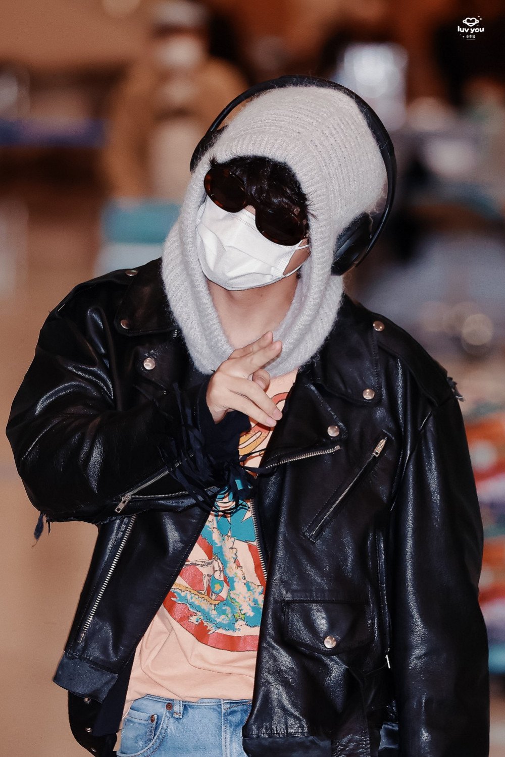 Kim Taehyung's airport look with Mute Boston Bag proves he is a fashion king