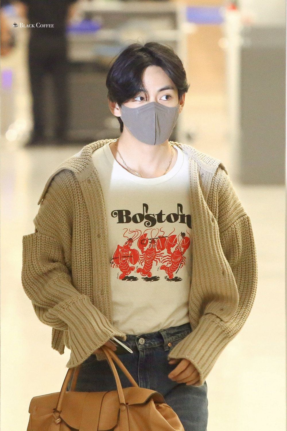 BTS leave for NYC and ARMY cannot keep calm as Kim Taehyung turns airport  into his runway again; trend 'Fashion Icon V' – view tweets