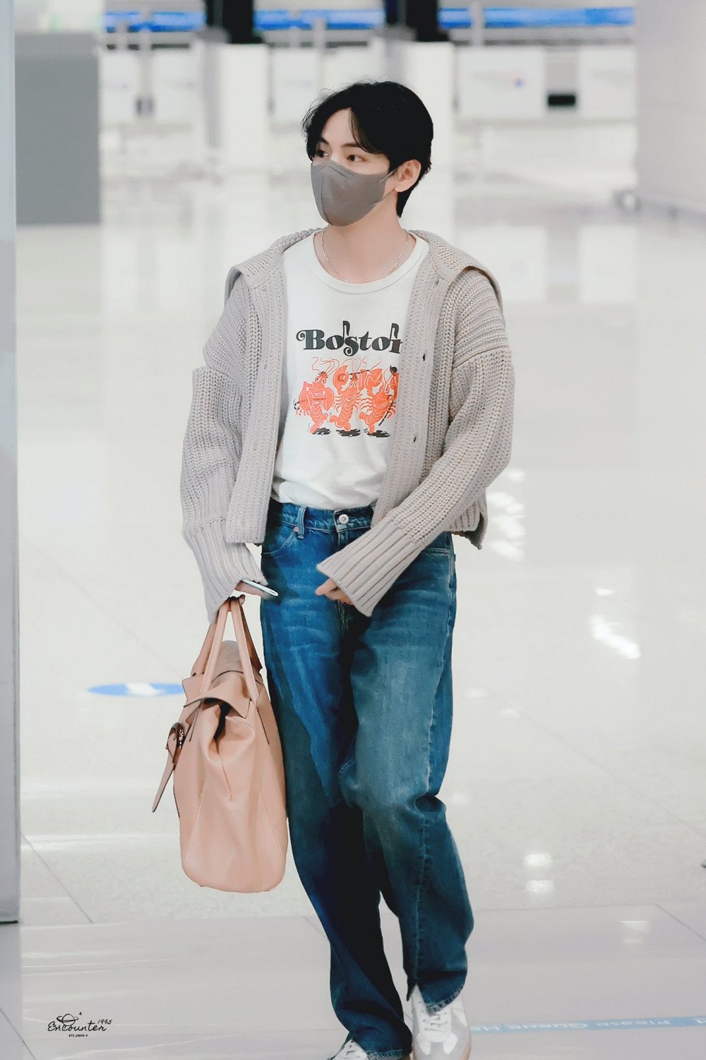 BTS leave for NYC and ARMY cannot keep calm as Kim Taehyung turns airport  into his runway again; trend 'Fashion Icon V' – view tweets