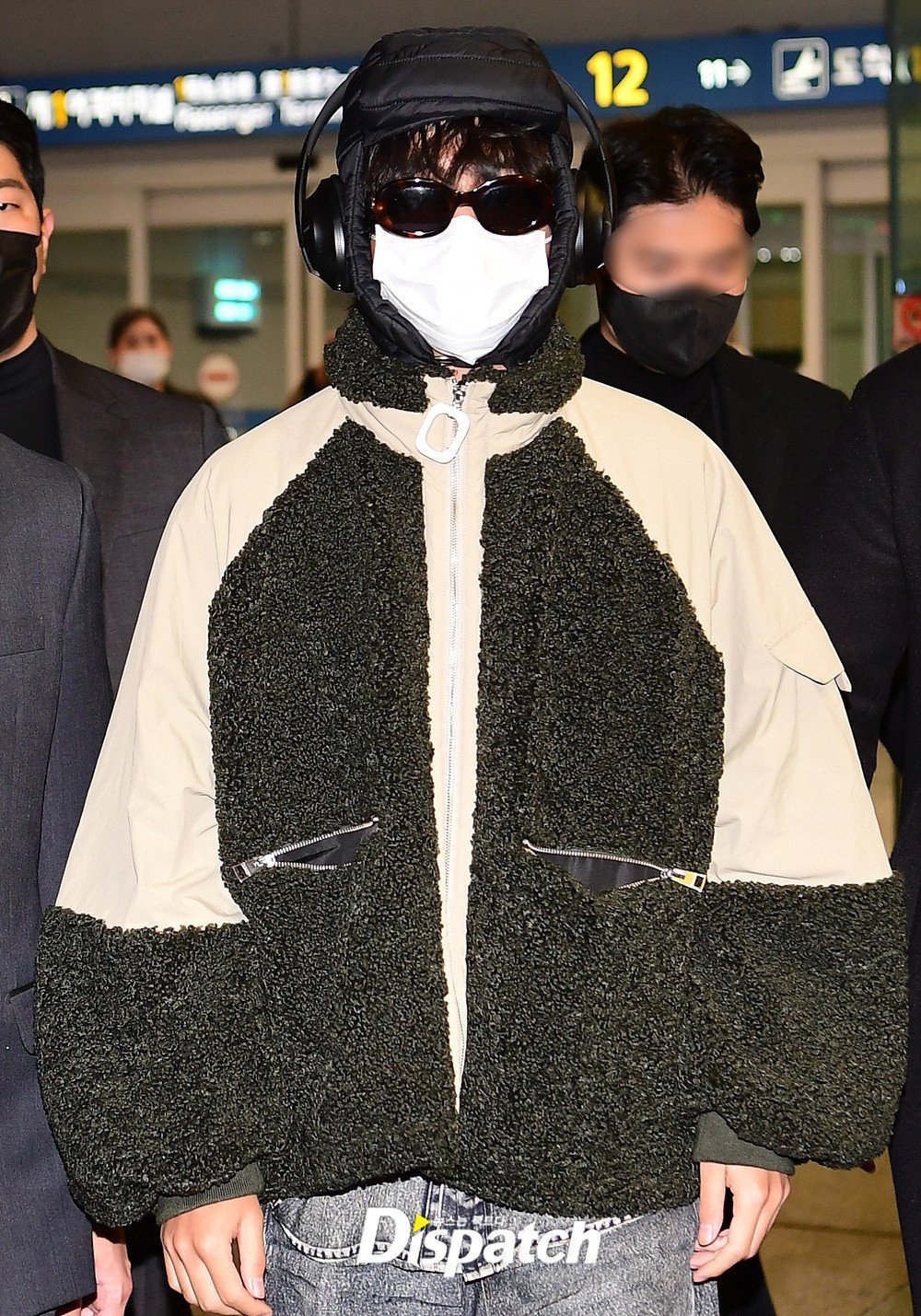 BTS leave for NYC and ARMY cannot keep calm as Kim Taehyung turns airport  into his runway again; trend 'Fashion Icon V' – view tweets