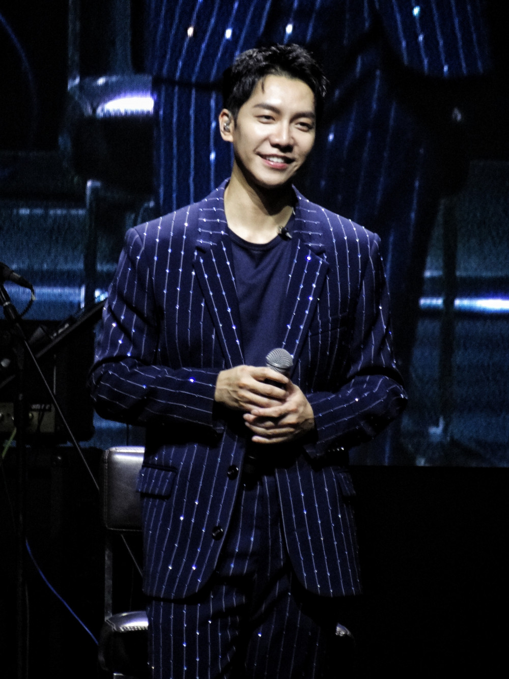 Lee Seung Gi wows audience with his powerful live vocals at his solo ...