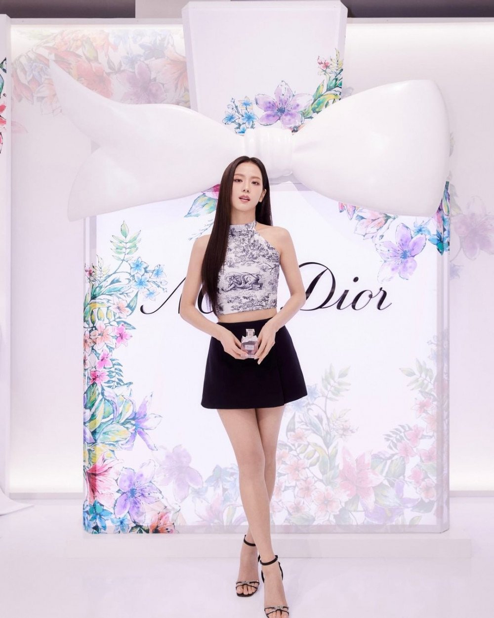 Джису из BLACKPINK на новых фото с выставки Miss Dior в Сеуле