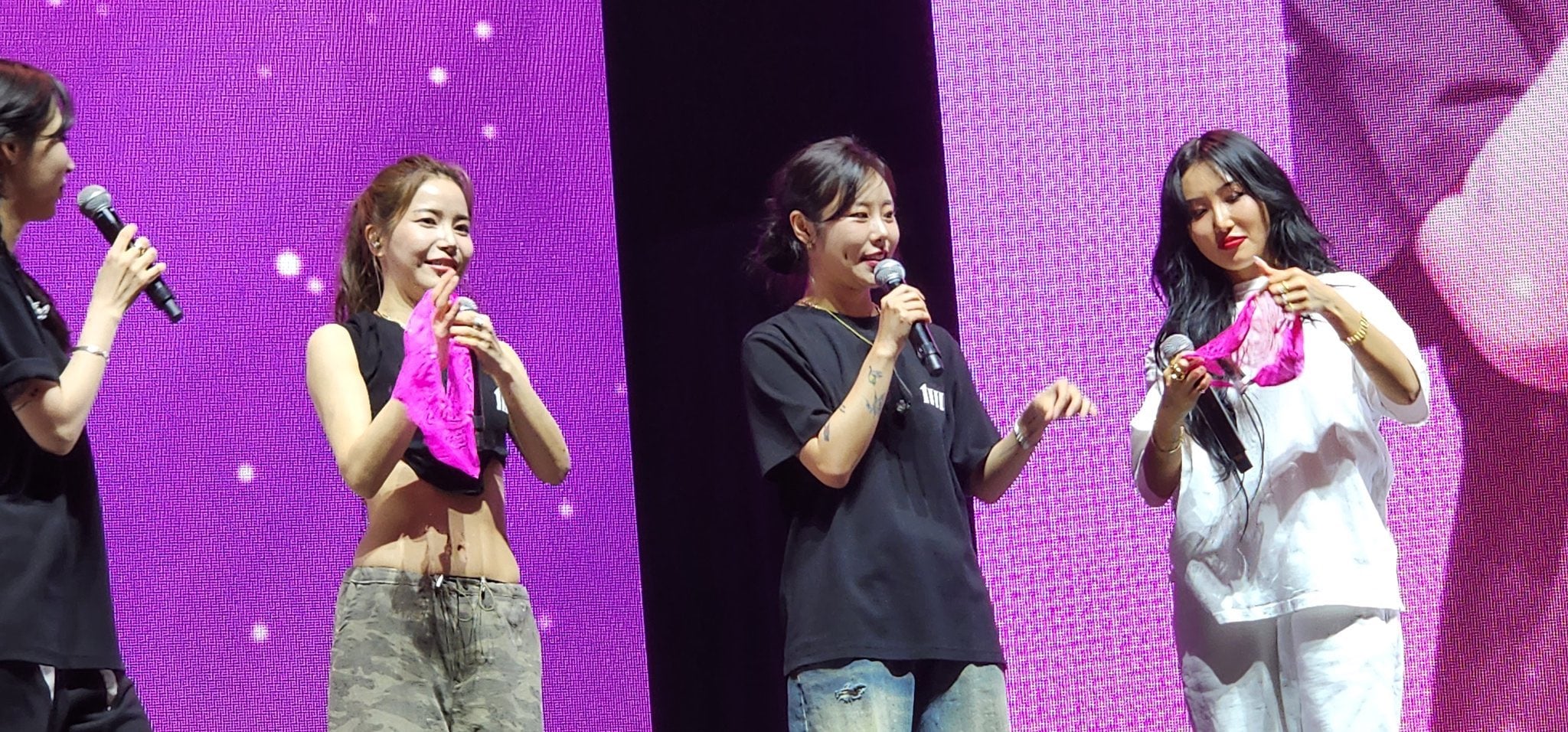 "Pink Panties" make a return at MAMAMOO's Chicago concert allkpop
