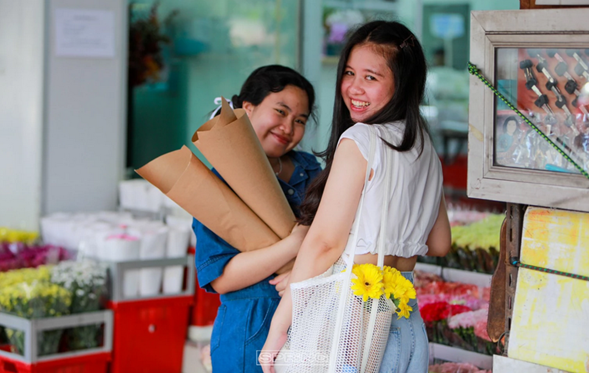 Прибыль цветочного рынка Pak Khlong Talat в Таиланде расцветает после визита Лиса из BLACKPINK
