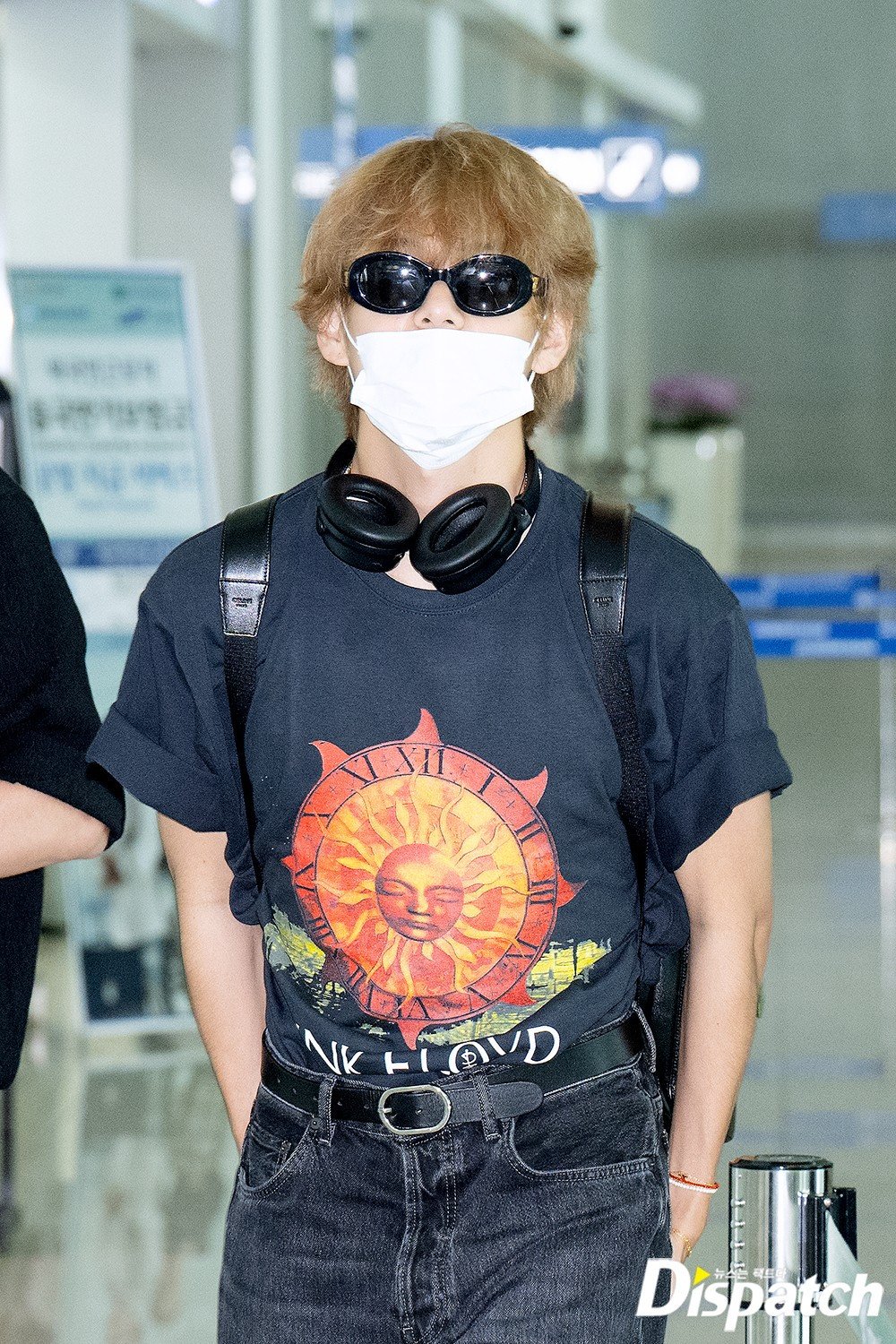 BTS leave for NYC and ARMY cannot keep calm as Kim Taehyung turns airport  into his runway again; trend 'Fashion Icon V' – view tweets