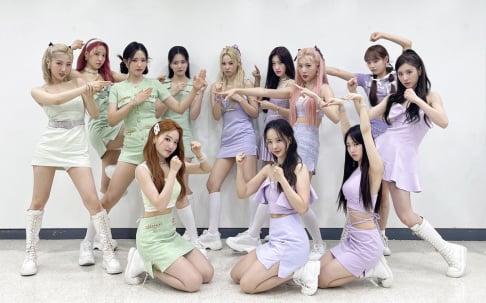 LOONA, HyunJin, HeeJin, HaSeul, YeoJin, Vivi, JinSoul, Kim Lip, Choerry, Yves, Chuu, Go Won, Olivia Hye