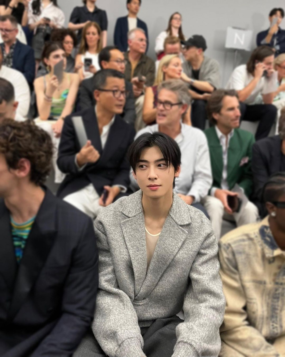 You all are foolin' no one”: Netizens defend Cha Eun-woo pulling off Dior's  outfit in latest Summer 2024 fashion event