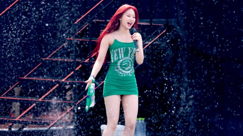 Корейские нетизены восхищены внешностью Айсы из STAYC на Waterbomb Festival