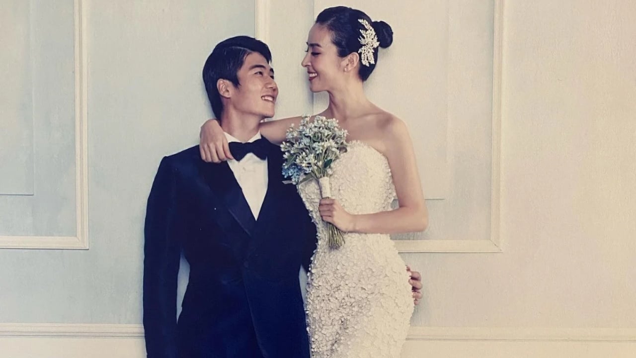 Actress Han Hye Jin shares wedding pictures to celebrate her 10th ...