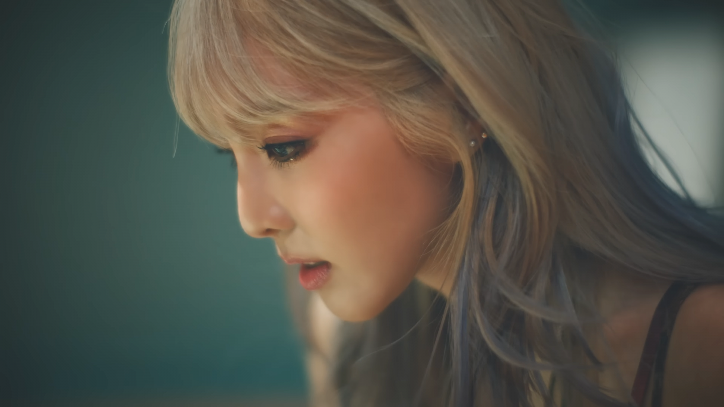 Dara finds a secret ticket to ‘Sandara Park’ in the “Festival” music