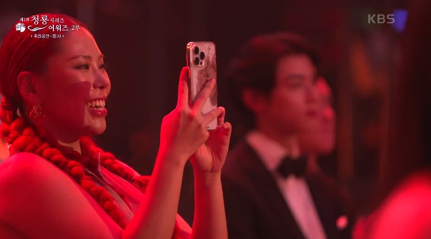 Kорейские знаменитости смотрят выступление Хвасы из MAMAMOO на Blue Dragon Series Awards