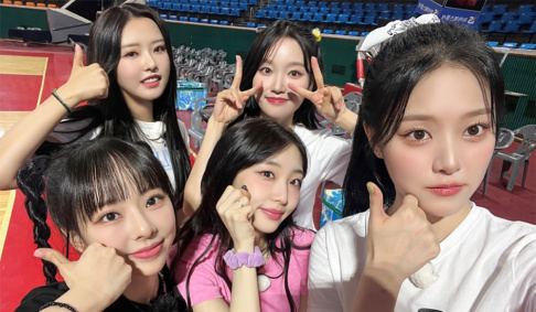 LOONA, HyunJin, YeoJin, Vivi, Yves, Chuu, Go Won, Olivia Hye