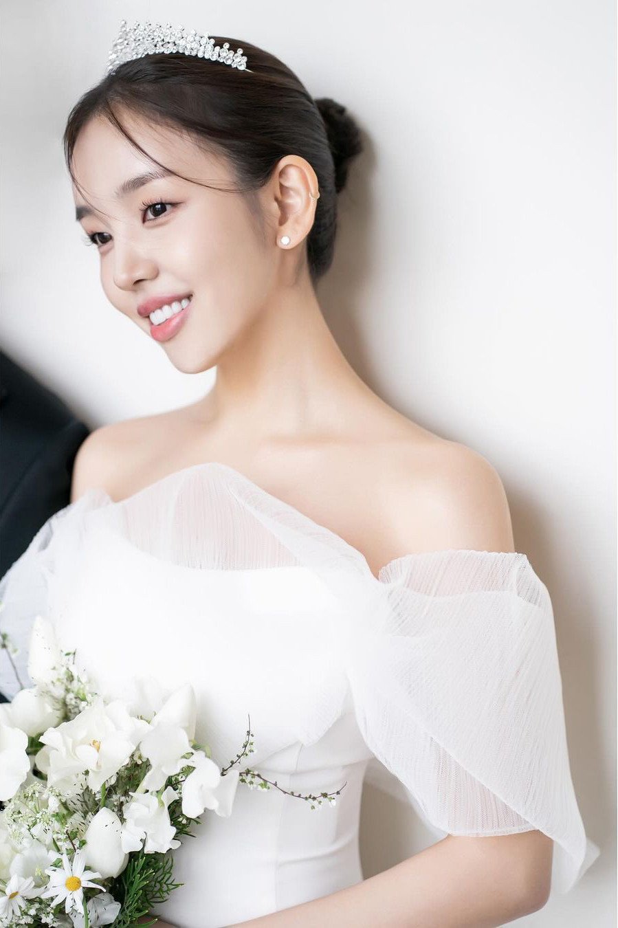 Singer Baek Ah Yeon shares gorgeous cuts from her wedding photoshoot ...