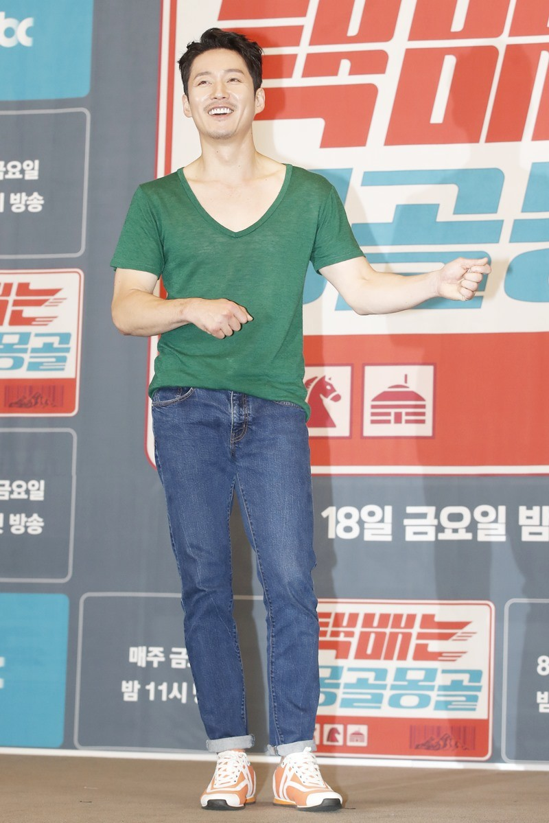Jang Hyuk apologizes for his questionable attire at the press ...