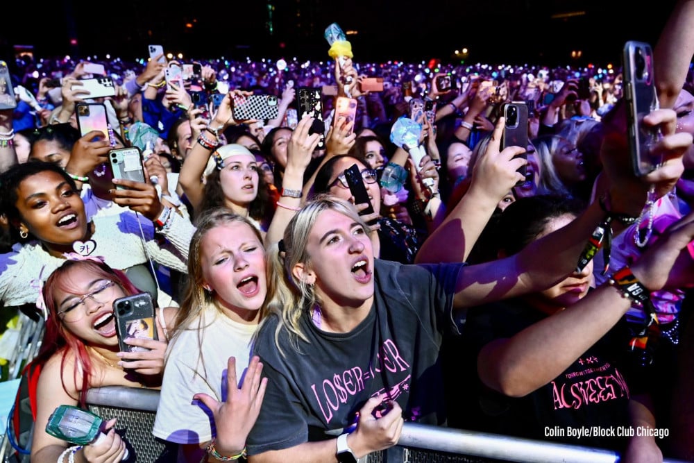 2023 Lollapalooza: TOMORROW x TOGETHER собрали целую толпу поклонников, которые пели в унисон
