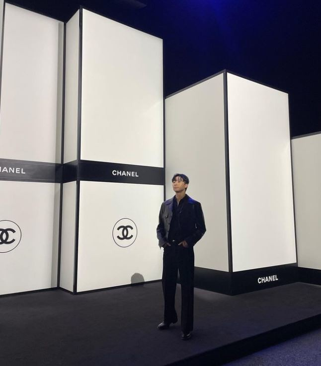 Media outlet reveals the reason why Park Seo Joon refused to do the  hand/finger heart gesture at the Tweed De Chanel event