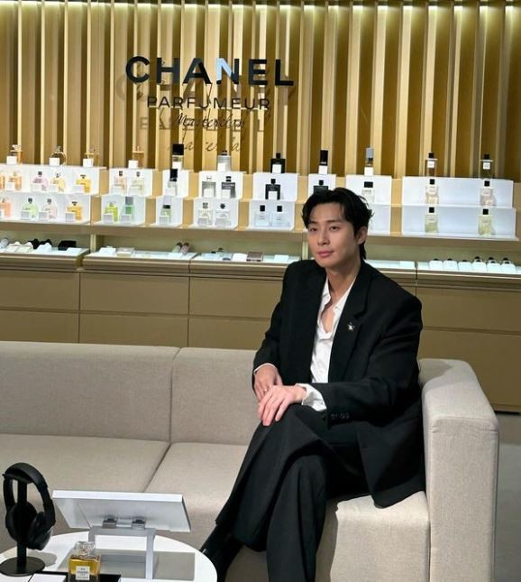 Media outlet reveals the reason why Park Seo Joon refused to do the  hand/finger heart gesture at the Tweed De Chanel event