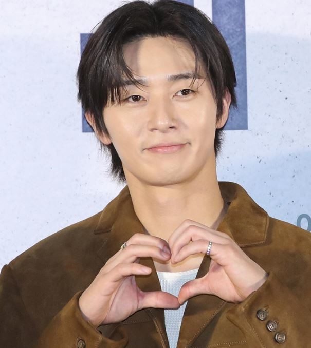 Media outlet reveals the reason why Park Seo Joon refused to do the  hand/finger heart gesture at the Tweed De Chanel event