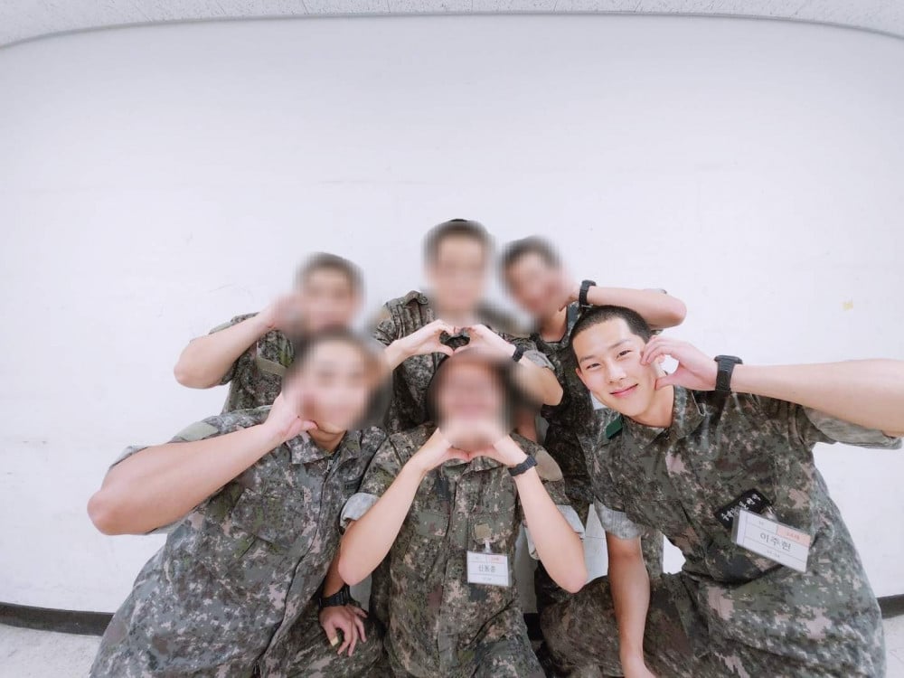 Нетизены радуются, что Чжухон из MONSTA X выглядит здоровее и счастливее на фотографиях из армии