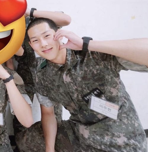 Нетизены радуются, что Чжухон из MONSTA X выглядит здоровее и счастливее на фотографиях из армии