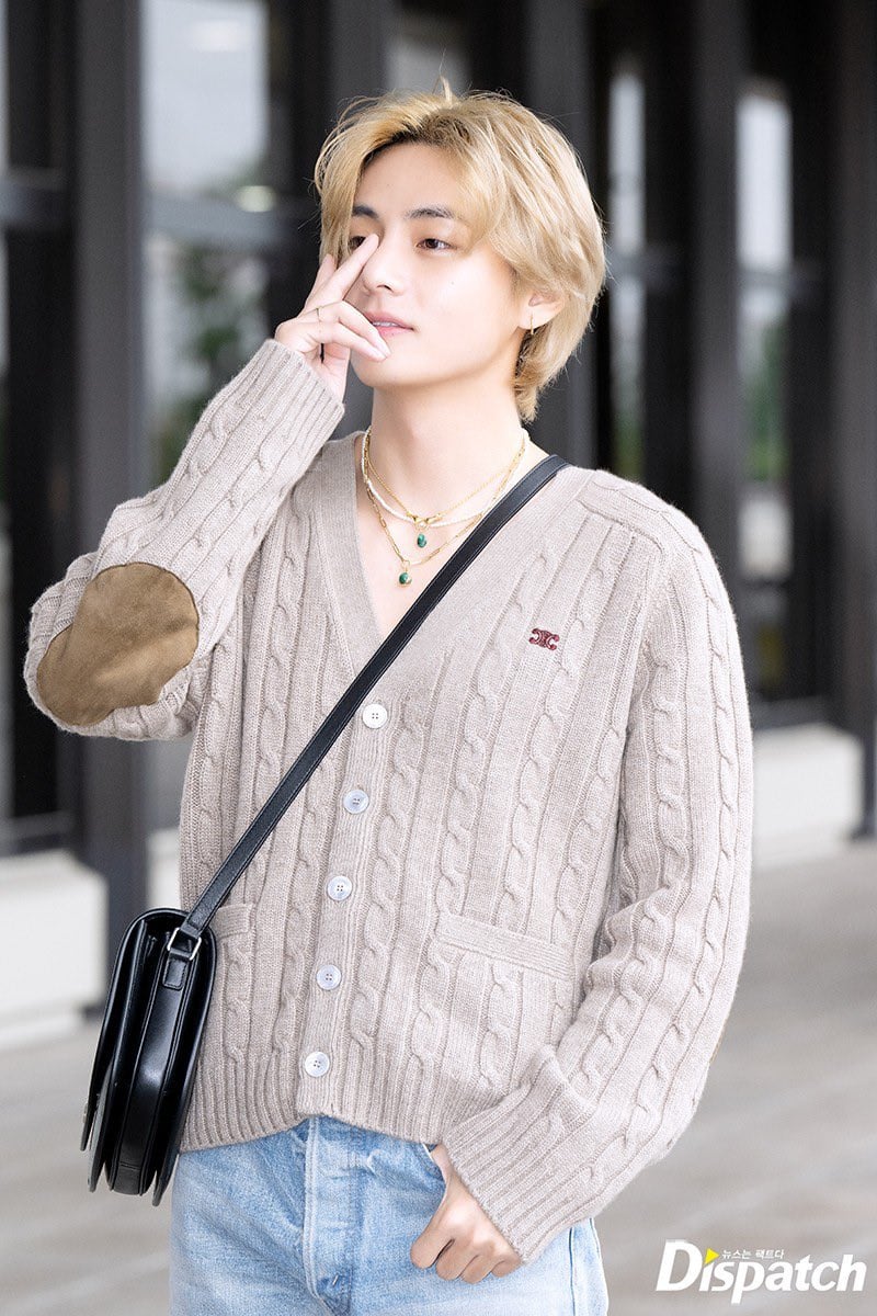 10 Photos of V BTS' Airport Fashion Returning from Japan, Attract Attention  with a Bag as