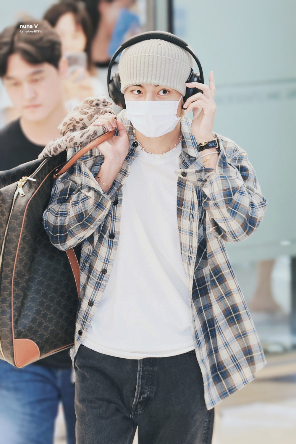 BTS's V (Kim Taehyung) turns heads at the airport with his