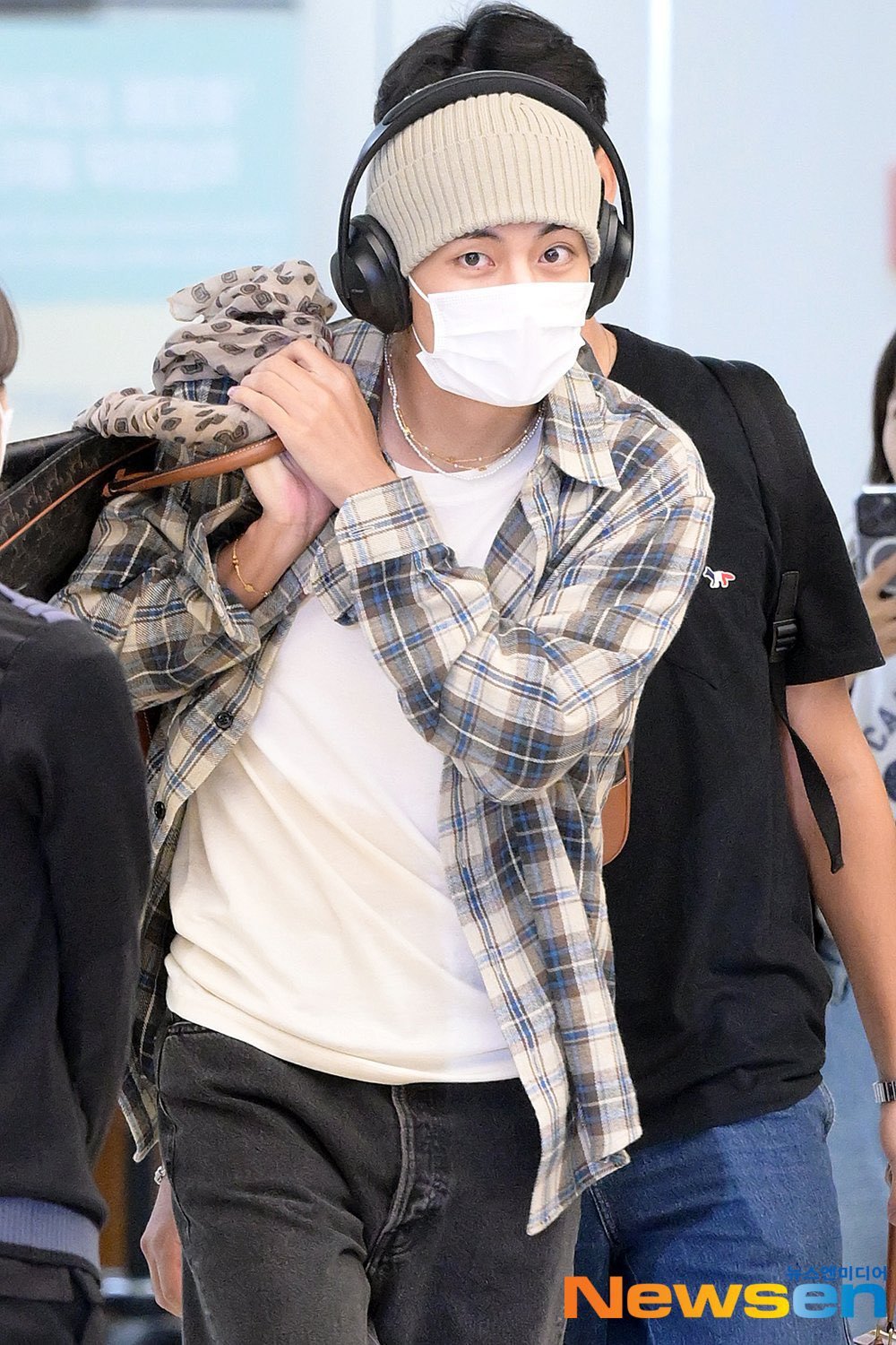 BTS - Worldwide 방탄소년단 - Kim Taehyung at the Airport on his