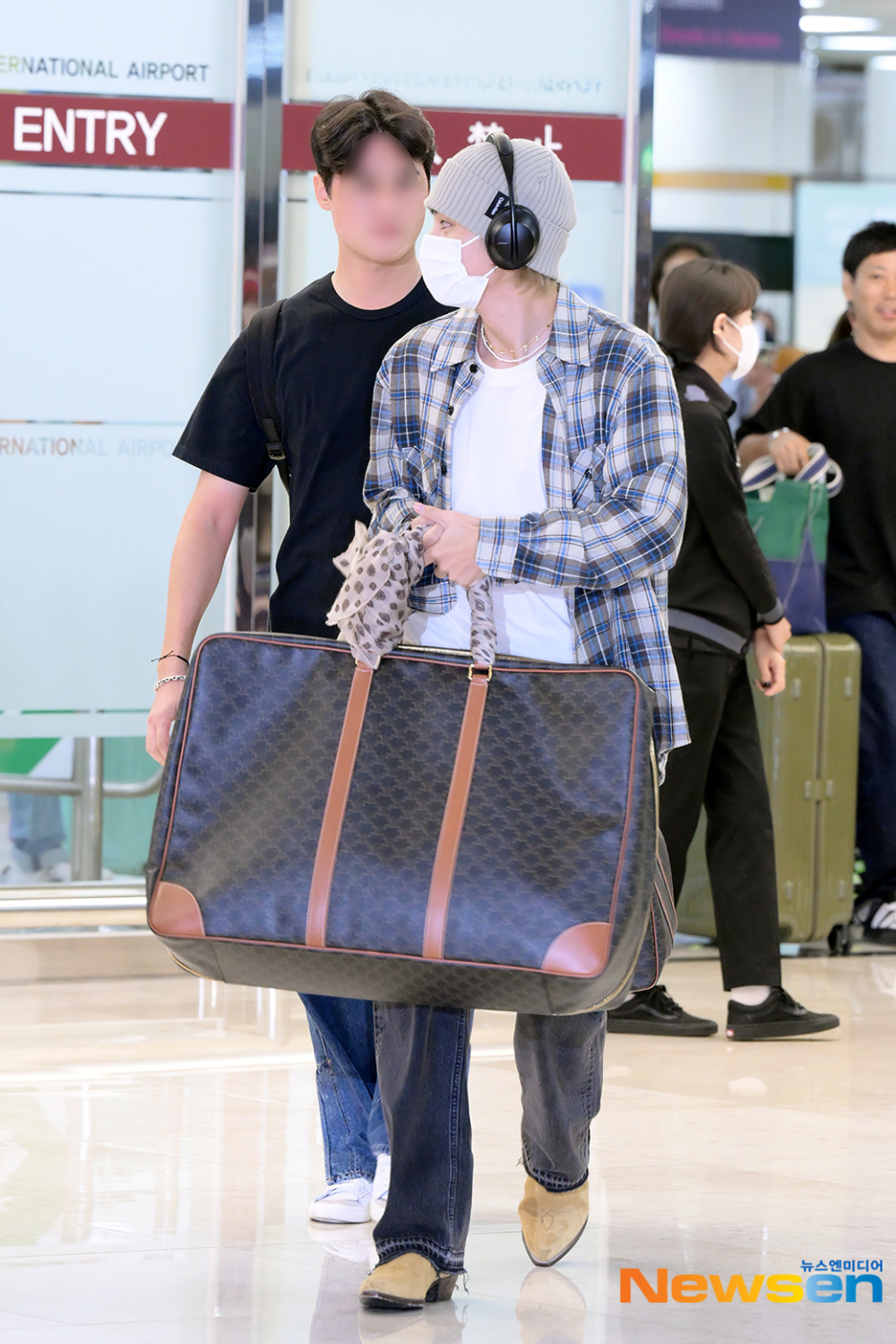 BTS's V (Kim Taehyung) turns heads at the airport with his oversized bag  upon returning to South Korea