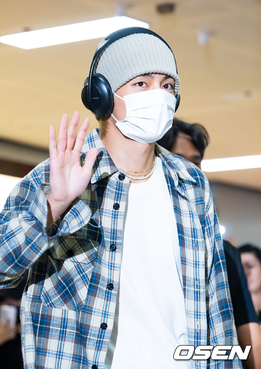BTS's V (Kim Taehyung) turns heads at the airport with his oversized ...