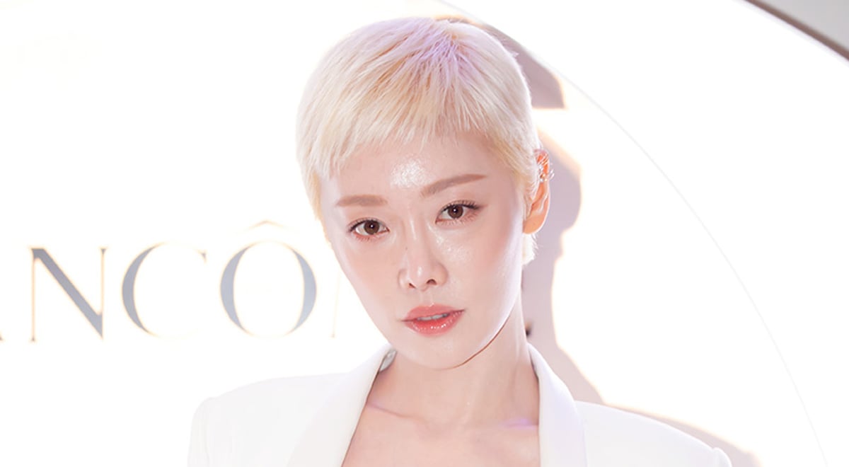 Former middle school classmate comes forward to defend Kim Hieora, saying  that the actress never bullied anyone | allkpop