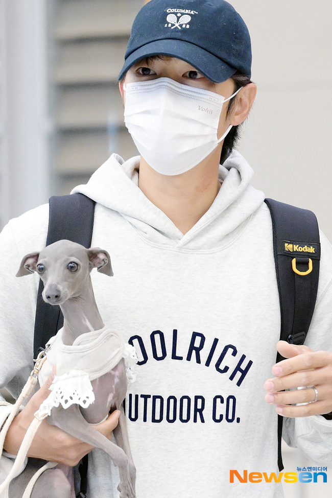 Сон Джун Ки вернулся в Корею со своей очаровательной собакой