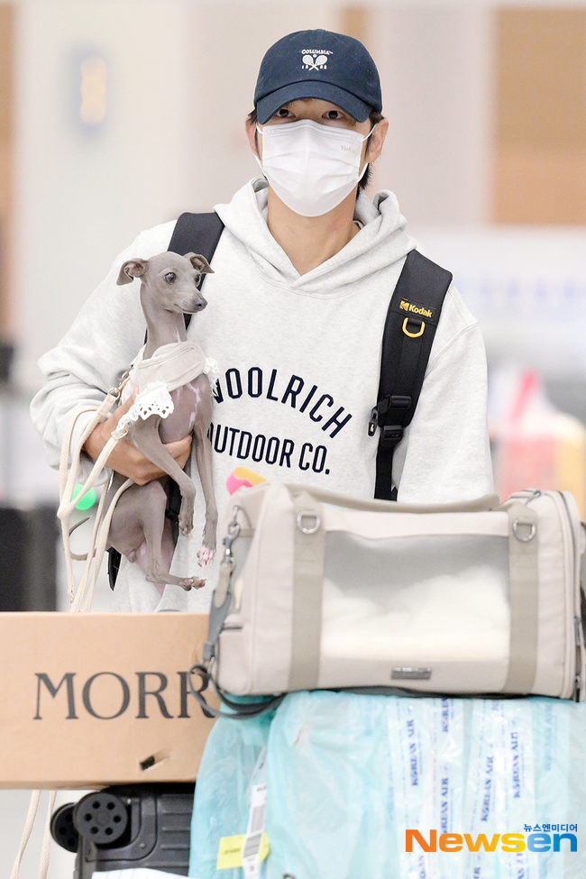 Сон Джун Ки вернулся в Корею со своей очаровательной собакой
