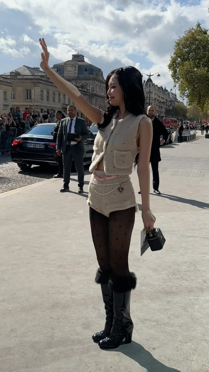 Here's What BLACKPINK Jennie Wore to Chanel SS23